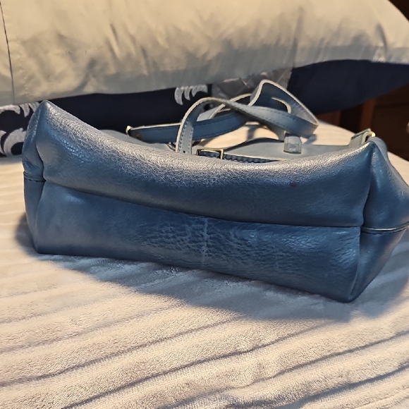 Portland Leather Blue Tote with Adjustable Strap - Picture 4 of 6